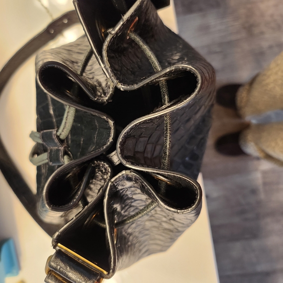 Elegant YSL Black Croc-Embossed Bucket Bag - Picture 6 of 12